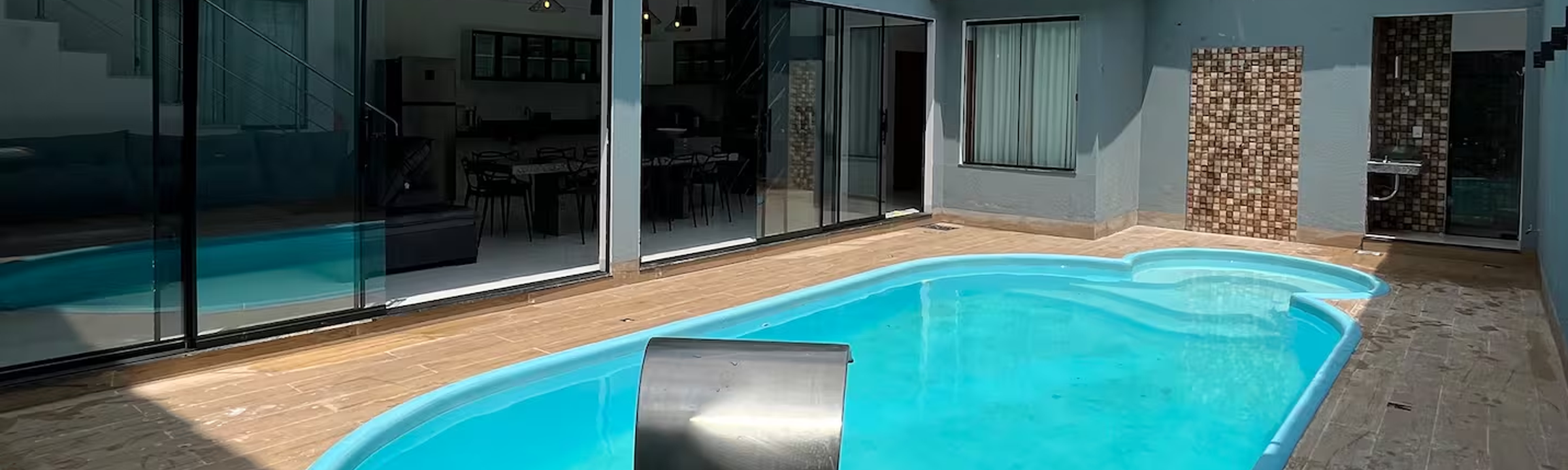 Piscina e área de convivência da Pousada Casa Maria Júlia